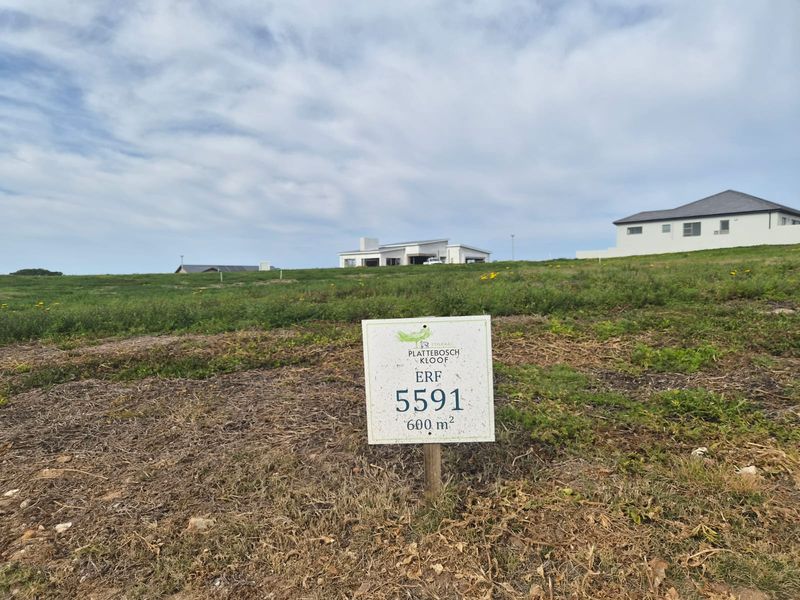 A vacant residential plot of 600 square meters located in Plattebosch Kloof, featuring open land with surrounding neighborhood views.