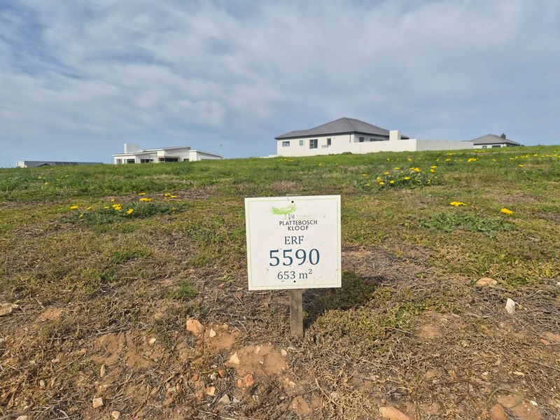 A vacant residential plot measuring 653 square meters, located in the Plattebosch Kloof estate, offering a prime opportunity for new construction.