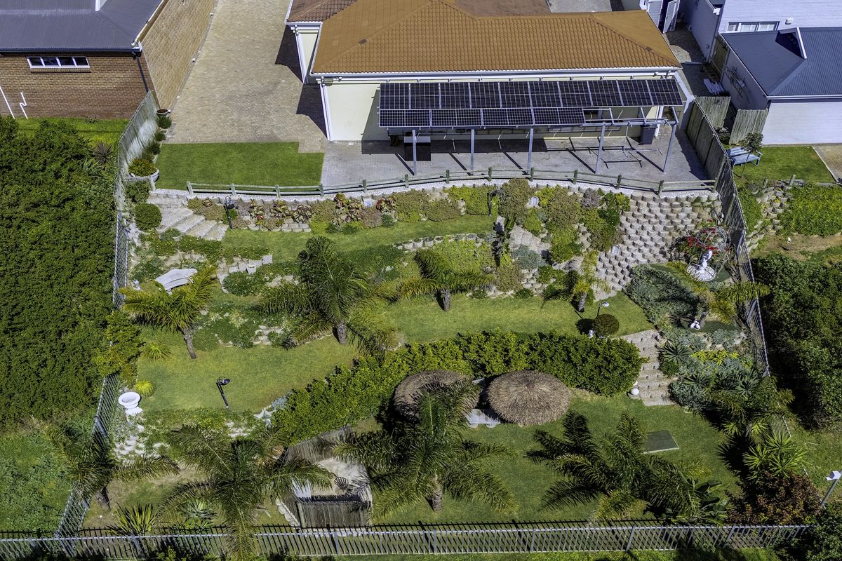 Exceptional Coastal Residence: Ocean Views, 9 Automated Garages, Workshop & Dual-Living Potential - Photo 3
