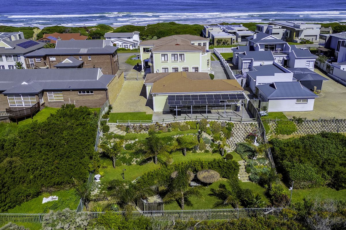 Exceptional Coastal Residence: Ocean Views, 9 Automated Garages, Workshop & Dual-Living Potential - Photo 4