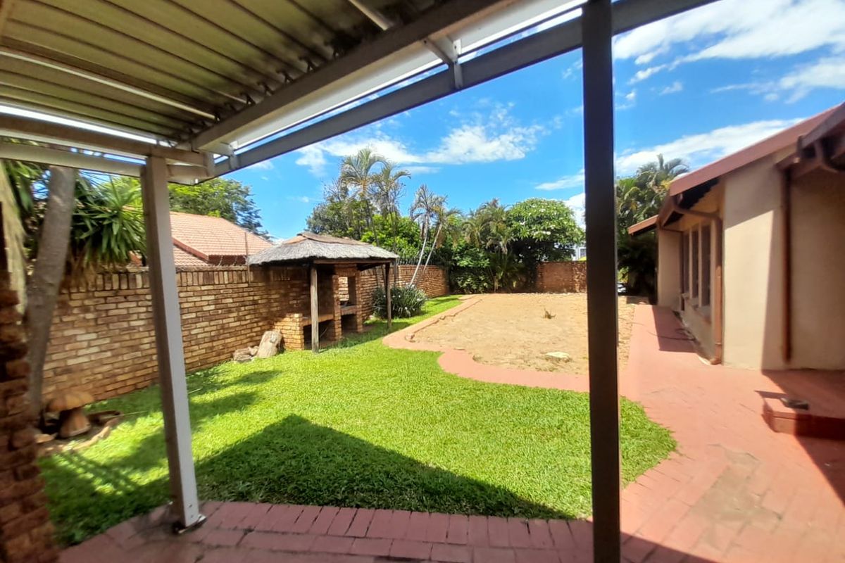 Comfortable Family Living with Great Entertainment Appeal in Chantelle - Photo 3