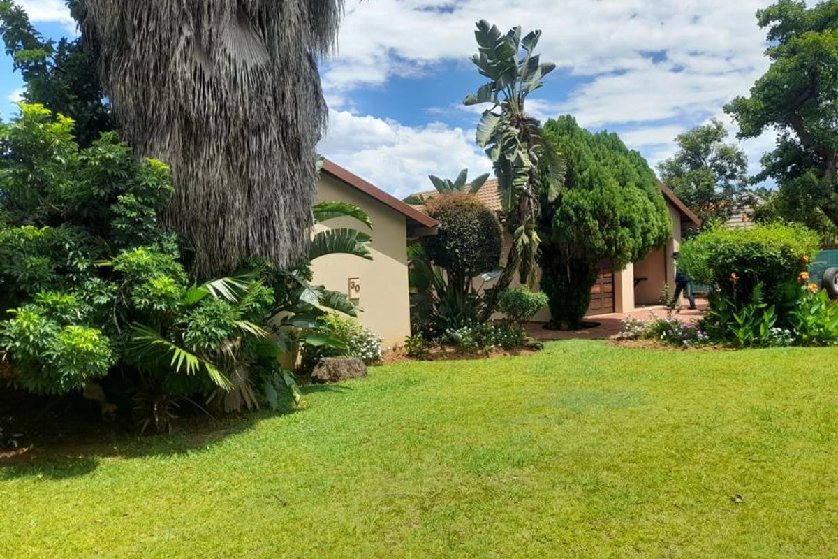 Comfortable Family Living with Great Entertainment Appeal in Chantelle - Photo 2