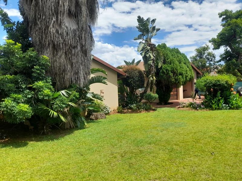 Comfortable Family Living with Great Entertainment Appeal in Chantelle - Photo 2