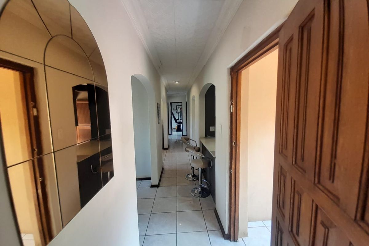 Comfortable Family Living with Great Entertainment Appeal in Chantelle - Photo 4