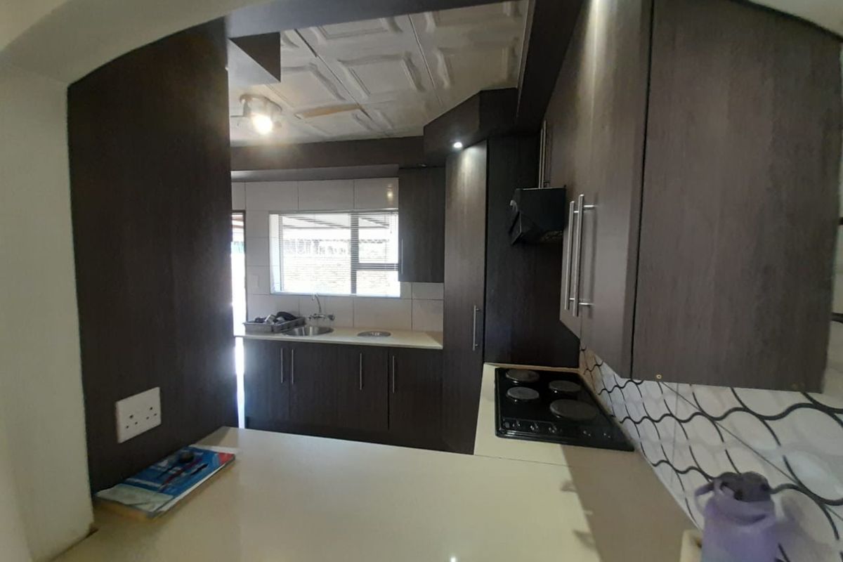 Comfortable Family Living with Great Entertainment Appeal in Chantelle - Photo 5