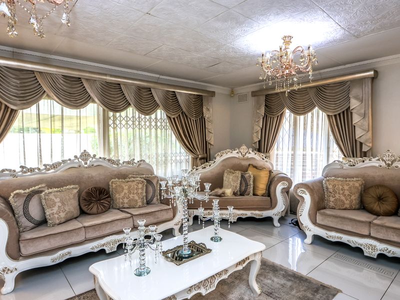 Stunning 4 Bedroom Family Home - Photo 5