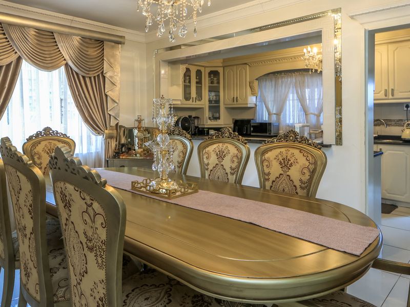 Stunning 4 Bedroom Family Home - Photo 10
