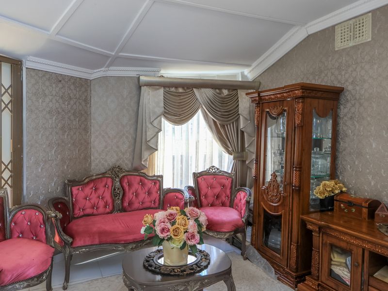 Stunning 4 Bedroom Family Home - Photo 4
