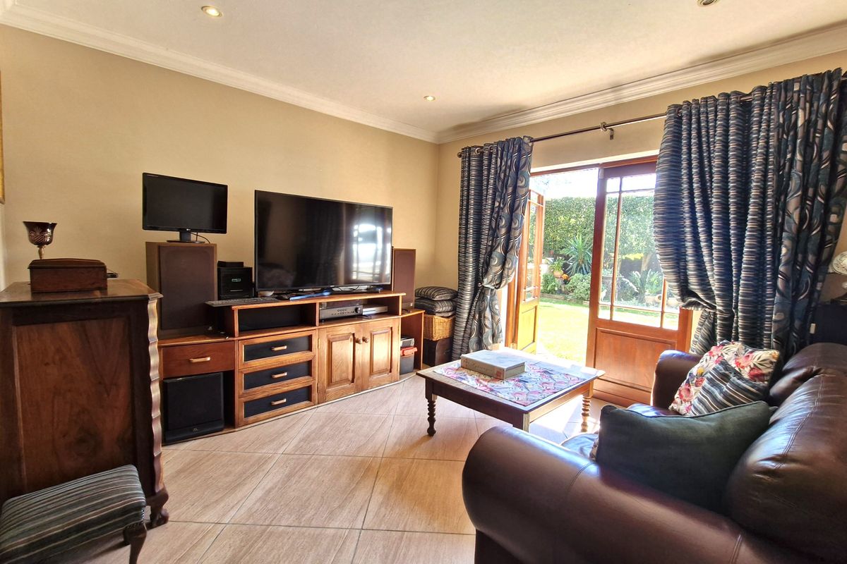 Beautiful Family Home in Amberfield Manor - Photo 3