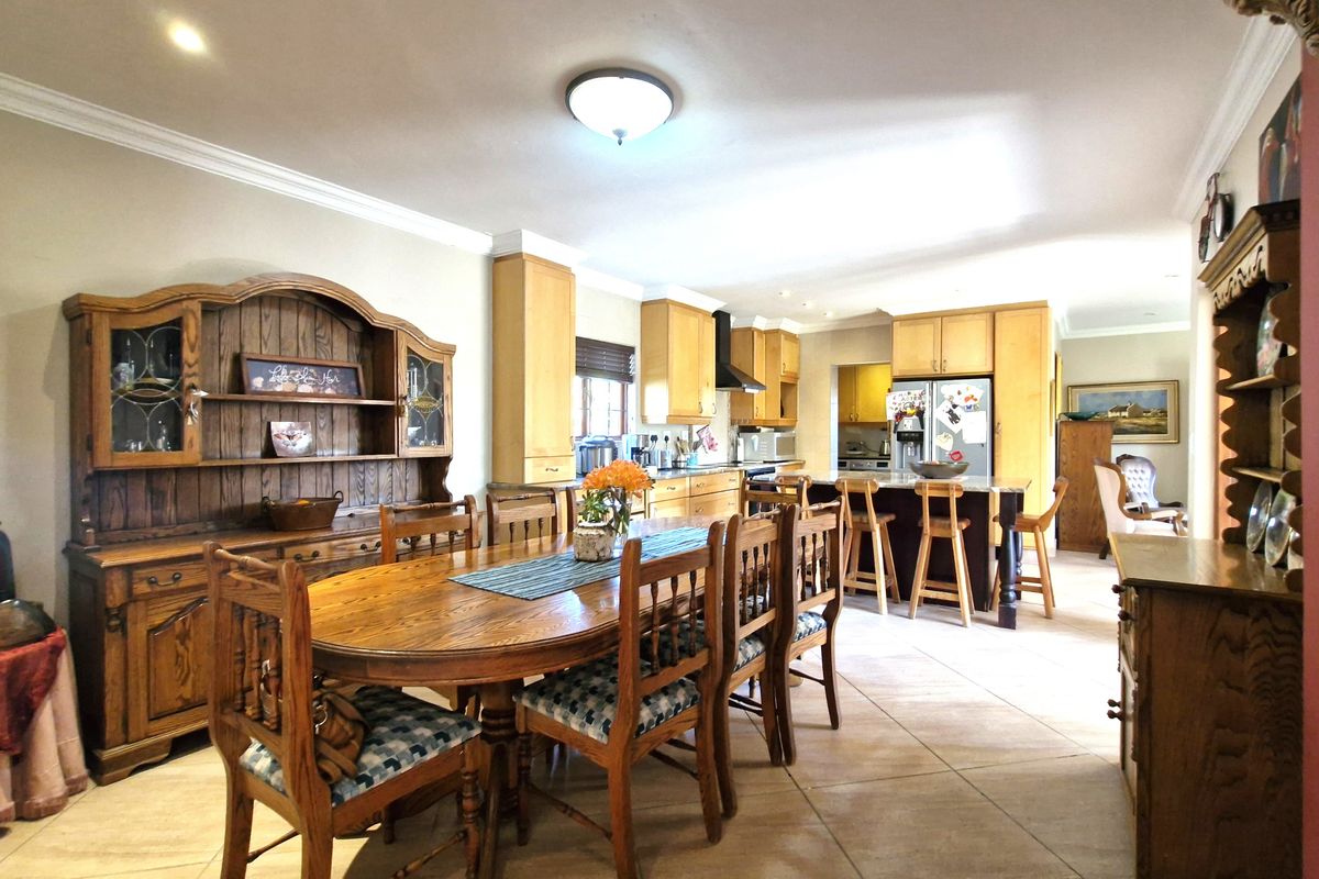 Beautiful Family Home in Amberfield Manor - Photo 5
