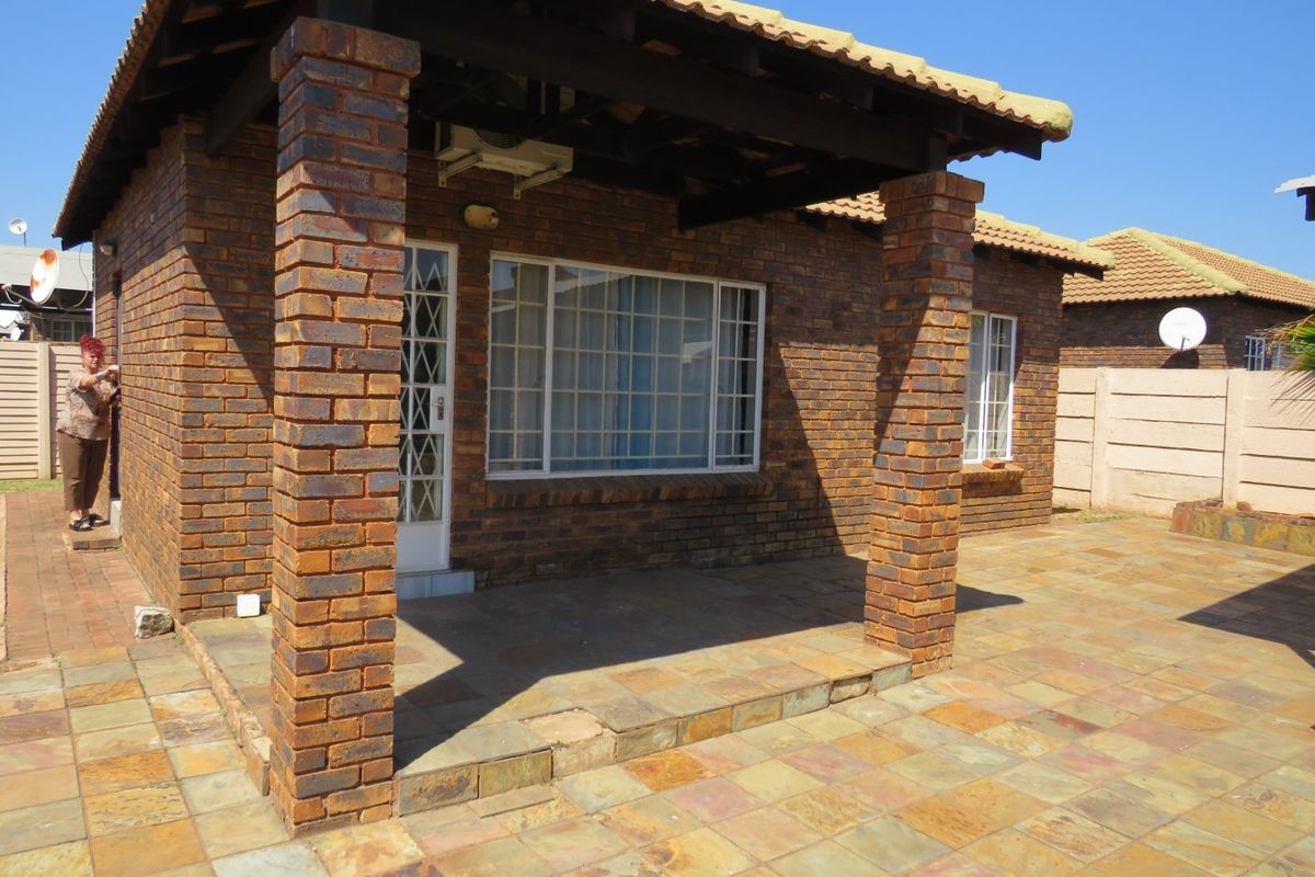 Comfortable Estate Living in Desirable Andeon - Photo 3