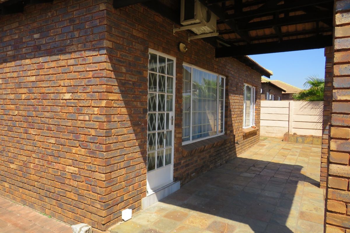 Comfortable Estate Living in Desirable Andeon - Photo 2