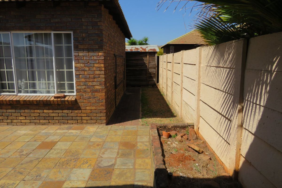 Comfortable Estate Living in Desirable Andeon - Photo 4