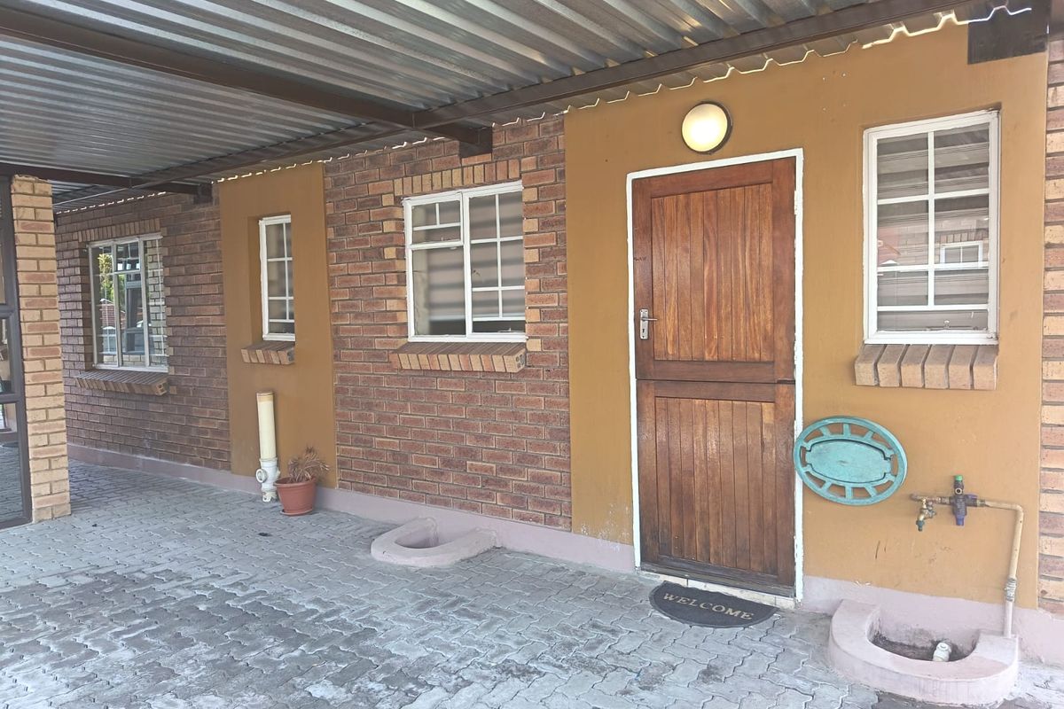 Charming 3-bedroom home in Waterval East, Rustenburg—perfect for families seeking comfort and conven - Photo 3