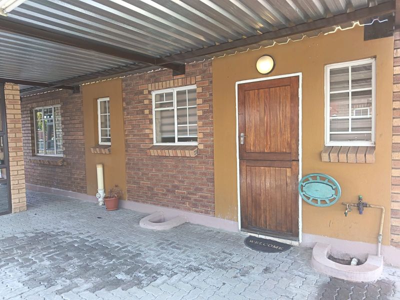 Charming 3-bedroom home in Waterval East, Rustenburg—perfect for families seeking comfort and conven - Photo 3