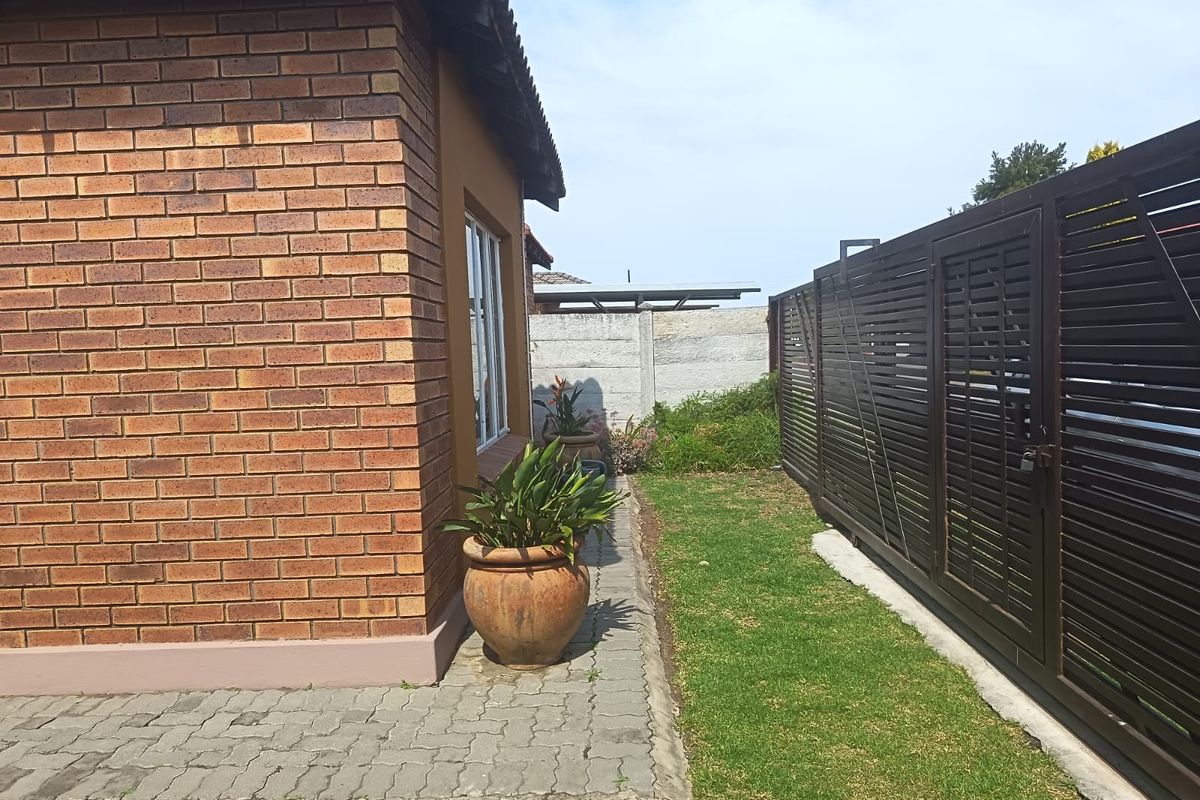 Charming 3-bedroom home in Waterval East, Rustenburg—perfect for families seeking comfort and conven - Photo 2
