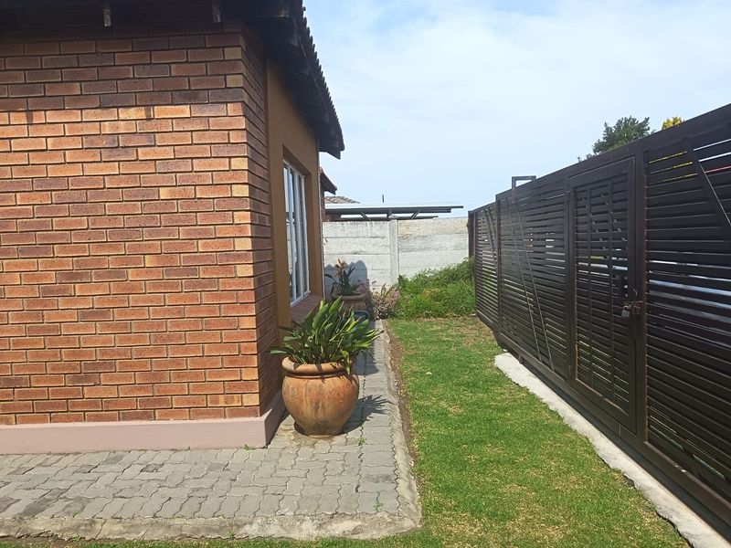 Charming 3-bedroom home in Waterval East, Rustenburg—perfect for families seeking comfort and conven - Photo 2