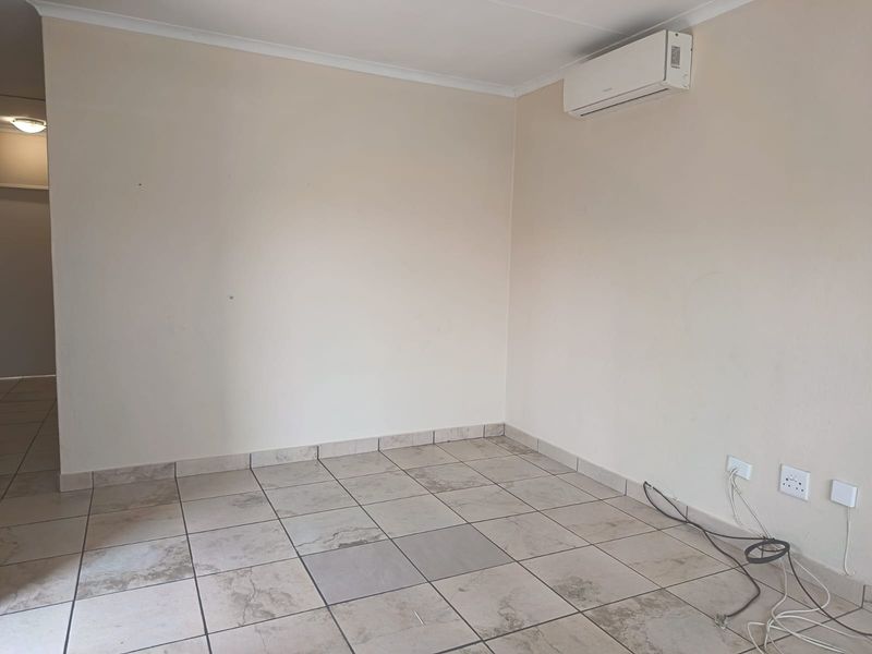 Charming 3-bedroom home in Waterval East, Rustenburg—perfect for families seeking comfort and conven - Photo 10
