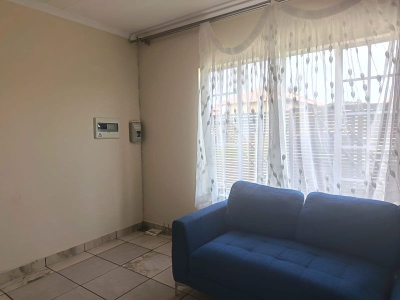 Charming 3-bedroom home in Waterval East, Rustenburg—perfect for families seeking comfort and conven - Photo 9