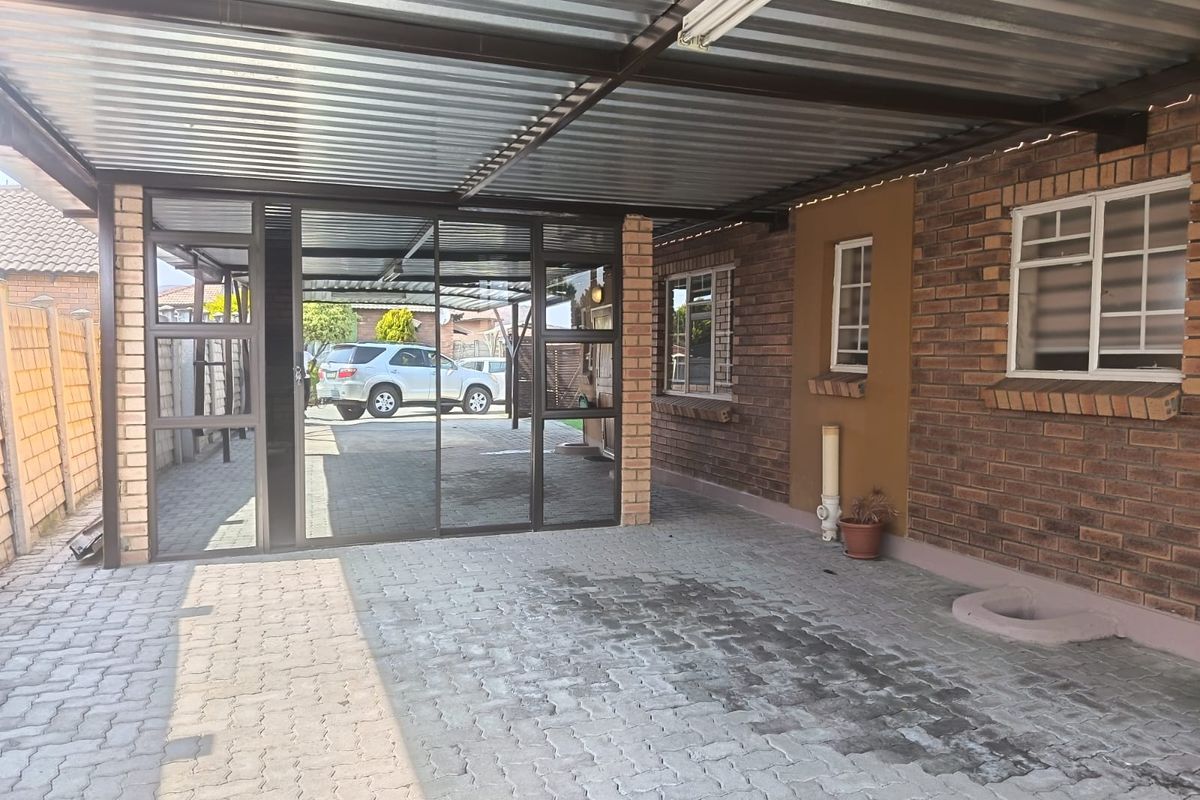 Charming 3-bedroom home in Waterval East, Rustenburg—perfect for families seeking comfort and conven - Photo 5