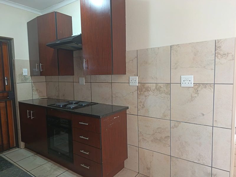 Charming 3-bedroom home in Waterval East, Rustenburg—perfect for families seeking comfort and conven - Photo 8