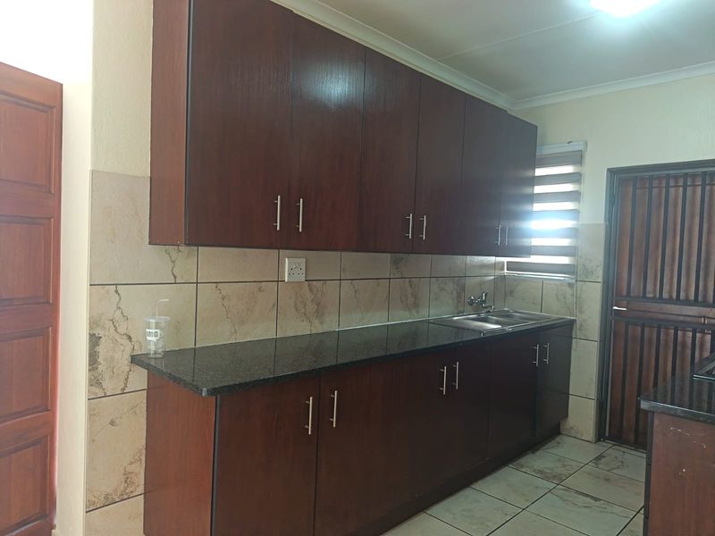 Charming 3-bedroom home in Waterval East, Rustenburg—perfect for families seeking comfort and conven - Photo 7