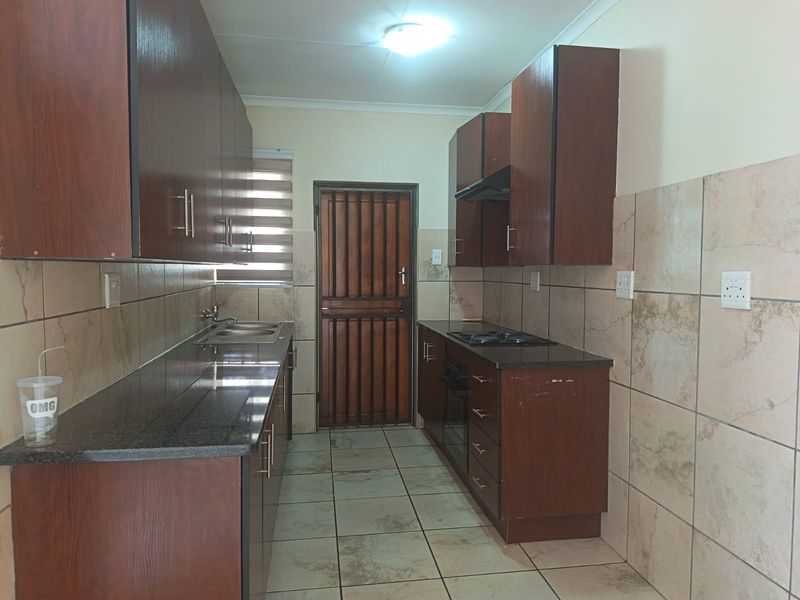 Charming 3-bedroom home in Waterval East, Rustenburg—perfect for families seeking comfort and conven - Photo 6