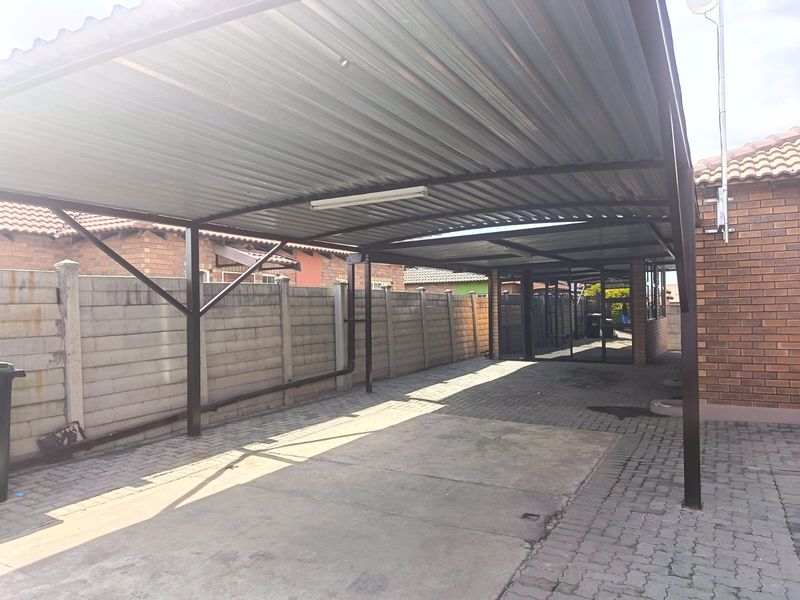 Charming 3-bedroom home in Waterval East, Rustenburg—perfect for families seeking comfort and conven - Photo 4