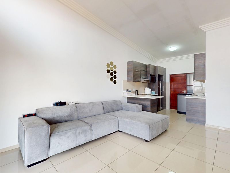 Live Luxury Non-Distressed Auction - Starting to bid from R790,000-00! - Photo 3