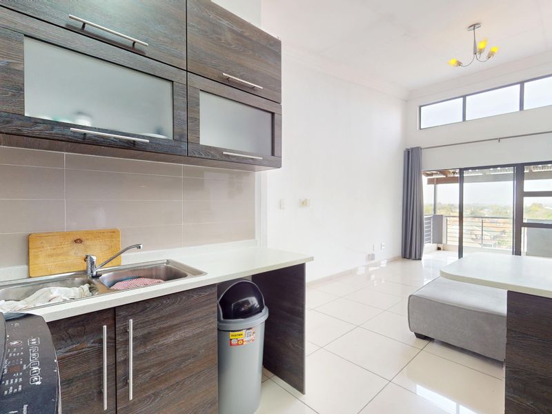 Live Luxury Non-Distressed Auction - Starting to bid from R790,000-00! - Photo 7