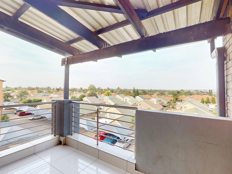 Live Luxury Non-Distressed Auction - Starting to bid from R790,000-00! - Photo 2
