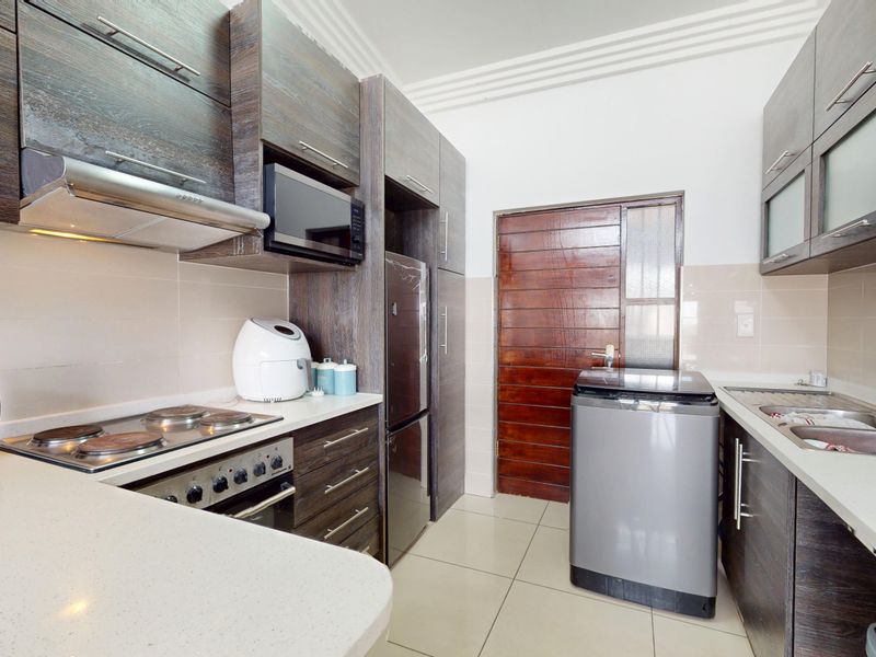 Live Luxury Non-Distressed Auction - Starting to bid from R790,000-00! - Photo 6