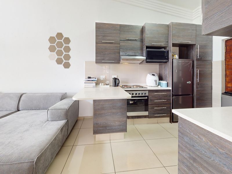 Live Luxury Non-Distressed Auction - Starting to bid from R790,000-00! - Photo 5