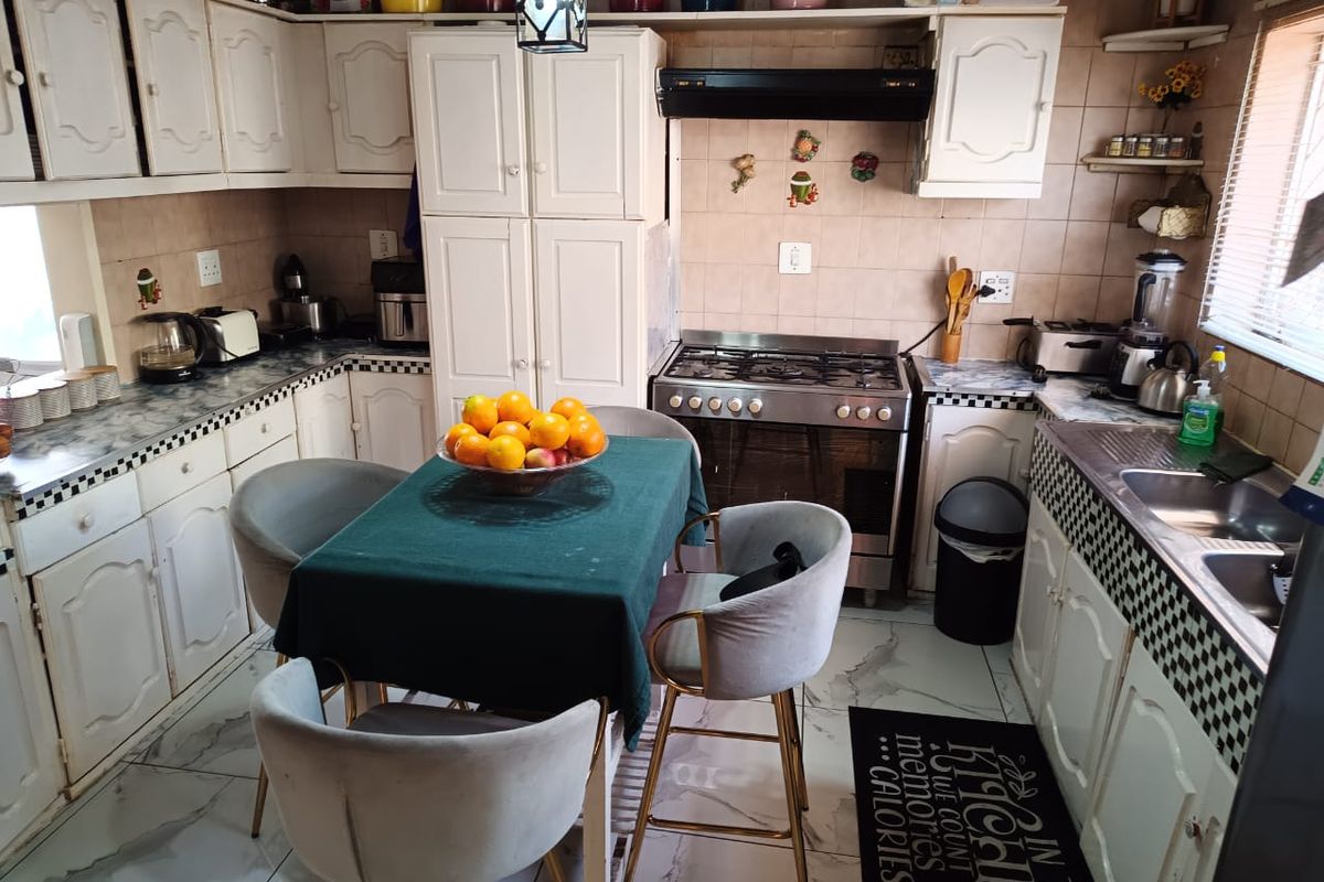 3-Bedroom Home with 2 Outside Cottages – Excellent Investment Opportunity in Rosettenville - Photo 3