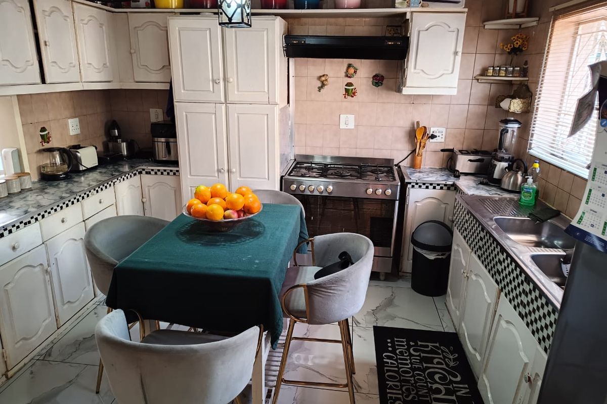 3-Bedroom Home with 2 Outside Cottages – Excellent Investment Opportunity in Rosettenville - Photo 5