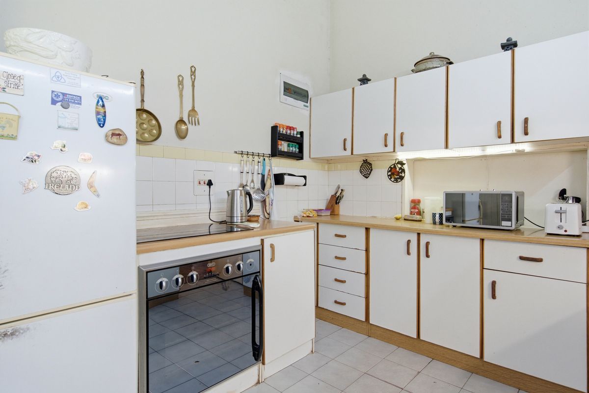 Fixer Upper in Central Location - On show by appointment - Photo 5
