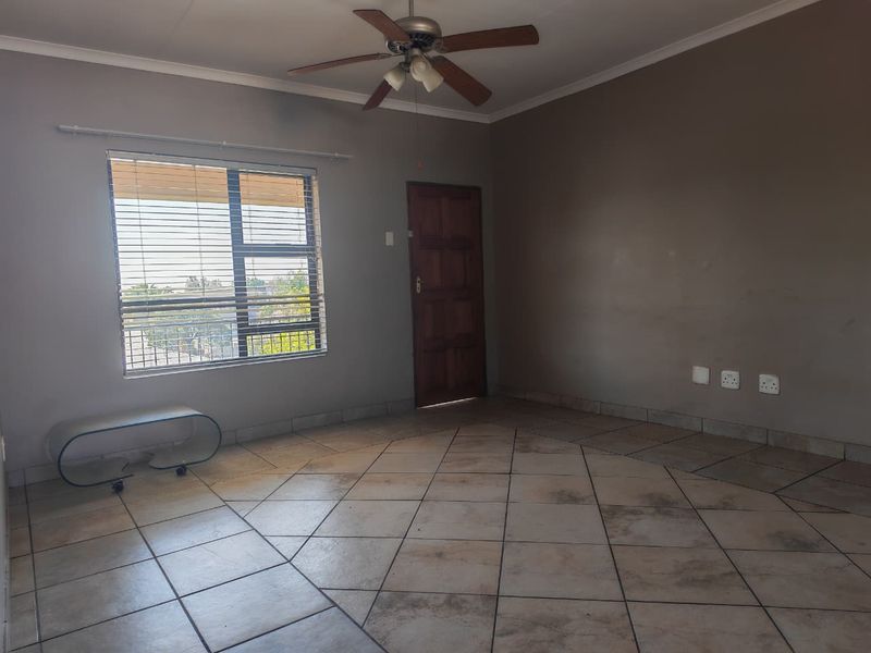 Spacious Apartment with Great Potential & an Amazing Selling Price - Photo 4