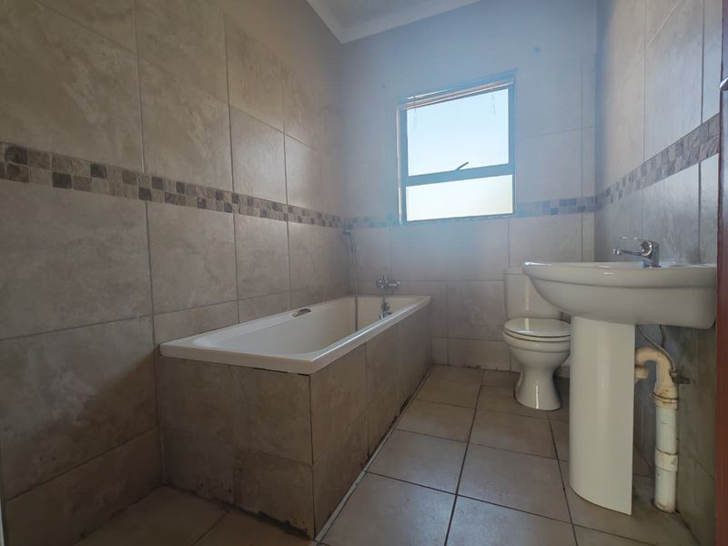 Spacious Apartment with Great Potential & an Amazing Selling Price - Photo 8