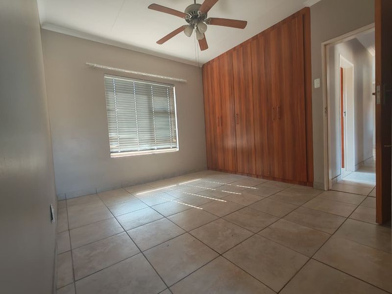 Spacious Apartment with Great Potential & an Amazing Selling Price - Photo 6