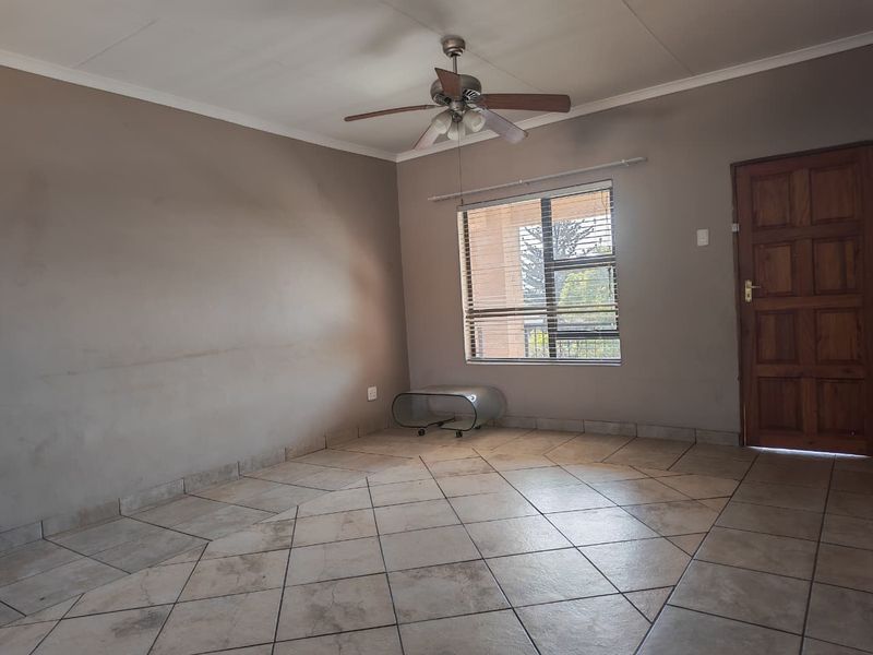 Spacious Apartment with Great Potential & an Amazing Selling Price - Photo 5