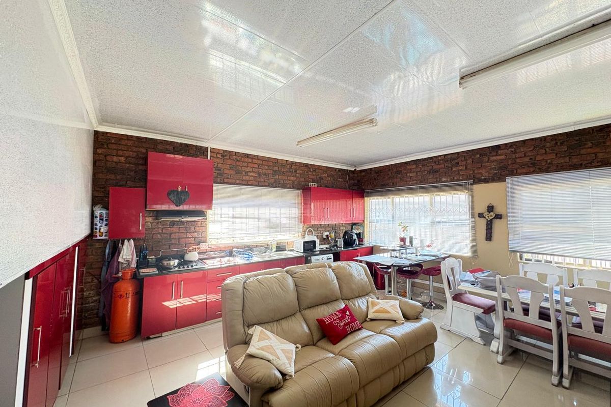 5 - bedroom house for sale in Piet Retief - Photo 3