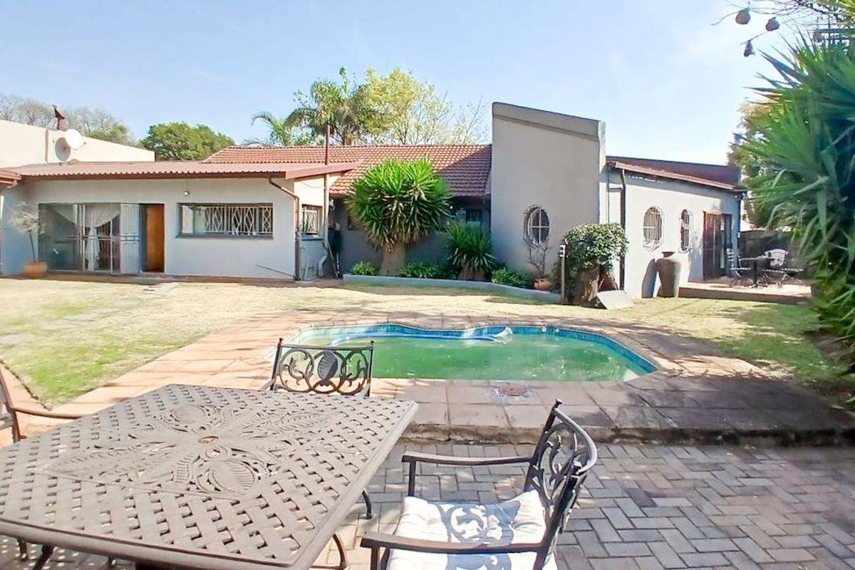 Spacious 3-Bedroom Family Home with Flatlet, Pool and Excellent Security - Photo 2