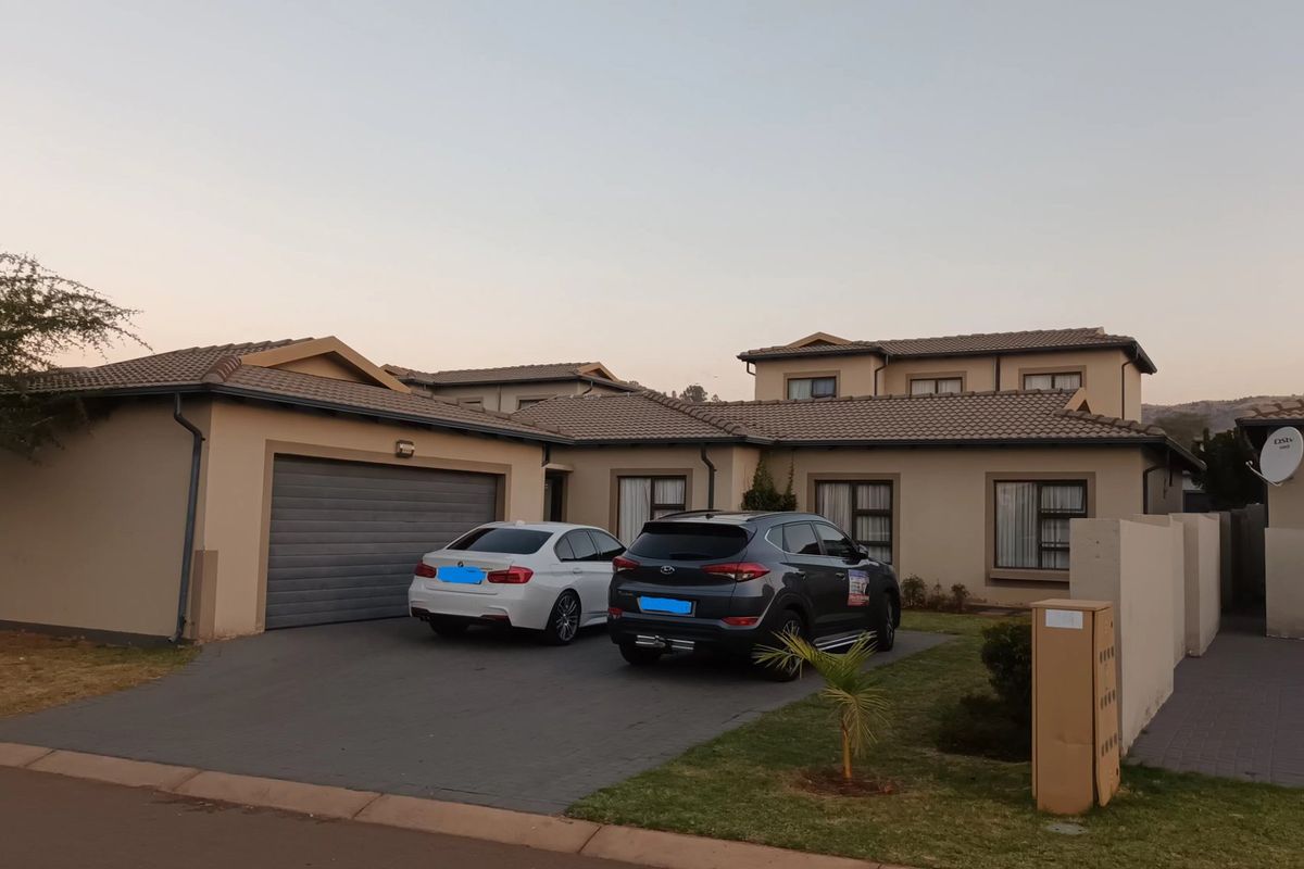 Spacious Modern Family Home with Excellent Connectivity - Photo 2