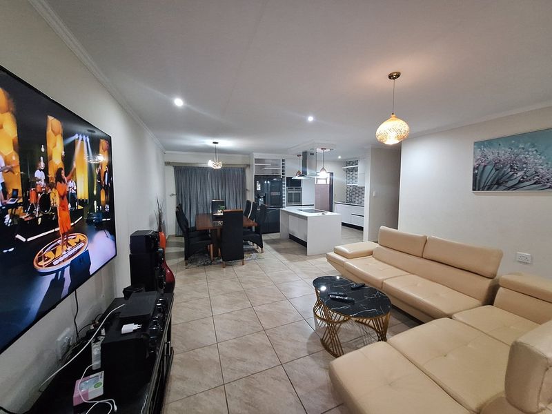 Spacious Modern Family Home with Excellent Connectivity - Photo 10