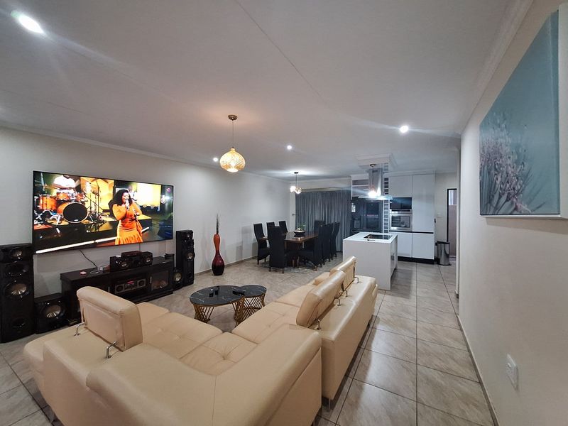 Spacious Modern Family Home with Excellent Connectivity - Photo 9