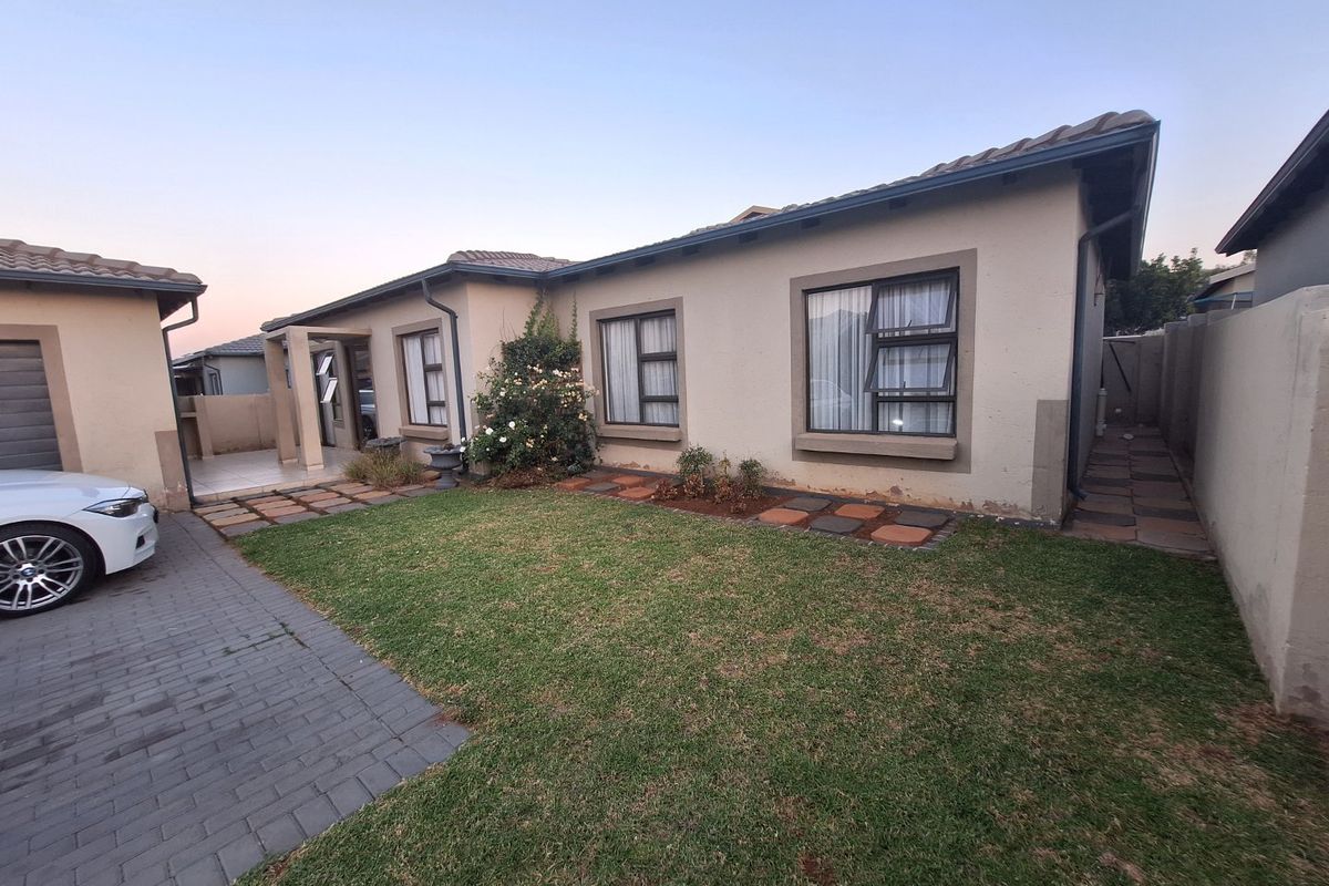 Spacious Modern Family Home with Excellent Connectivity - Photo 5