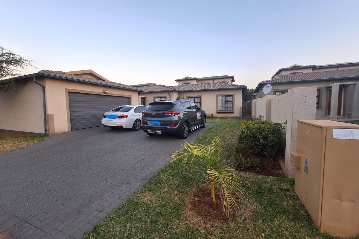 Spacious Modern Family Home with Excellent Connectivity - Photo 3