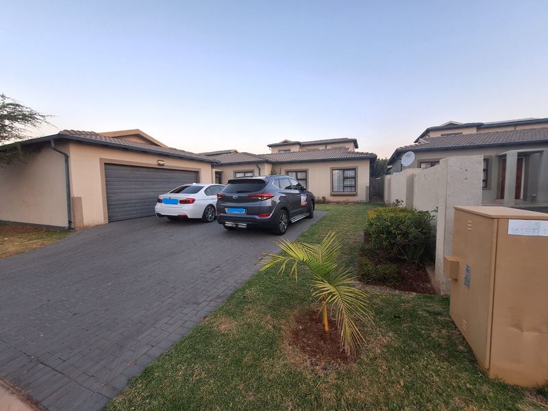 Spacious Modern Family Home with Excellent Connectivity - Photo 3