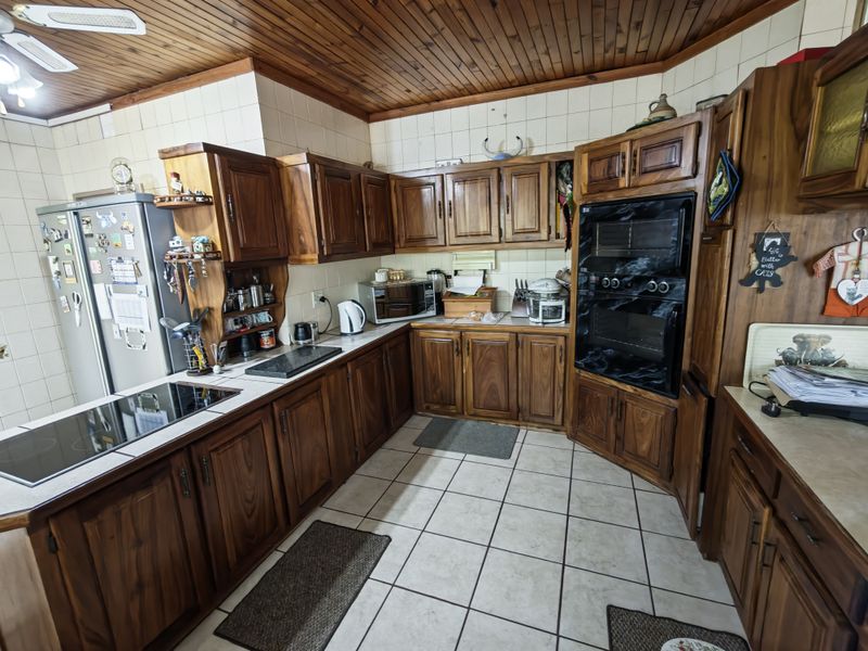 Space for the Family Plus Income Potential in Dorandia - Photo 7