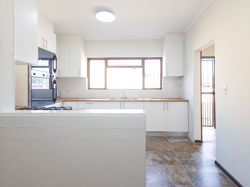 Spacious Home in Ferndale, Brackenfell - Photo 5